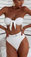 Biele dvojdielne plavky bez ramienok s vysokými brazílskymi nohavičkami